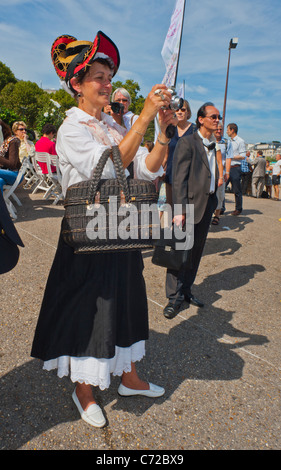 Parigi, Francia, Francese Fo-od e il Festival del Vino, San Pourcinois, Francese Donna vestita nei tradizionali costumi del Paese Foto Stock