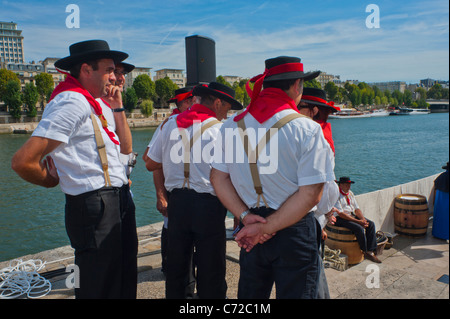 Parigi, Francia, Fo-od francese e Festival del vino, St. Pourcinois, gruppo uomini francesi vestiti con costumi tradizionali country, in piedi dietro all'esterno, cultura basca francia Foto Stock