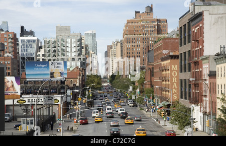 Guardando a nord fino 10th Avenue dalla linea alta circa 23rd Street a Manhattan. Foto Stock