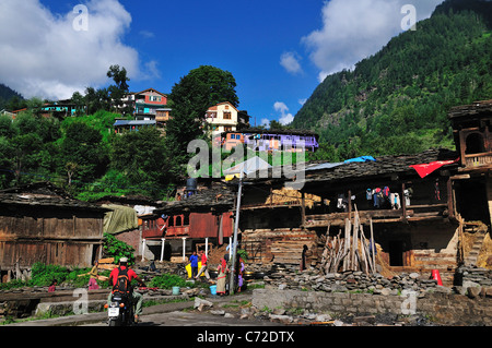 In Old Manali ci sono case tradizionali in quiete. Foto Stock