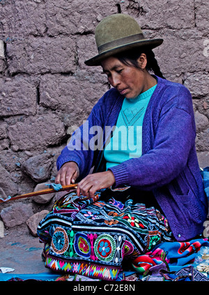 Il quechua donna indiana la tessitura Foto Stock