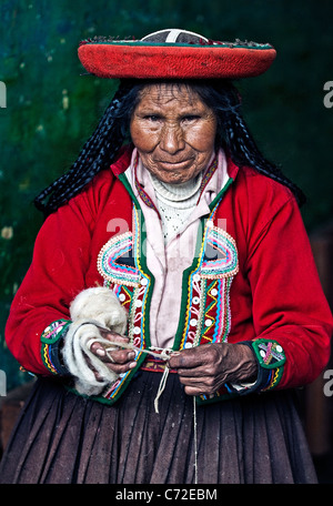 Il quechua donna indiana la tessitura Foto Stock