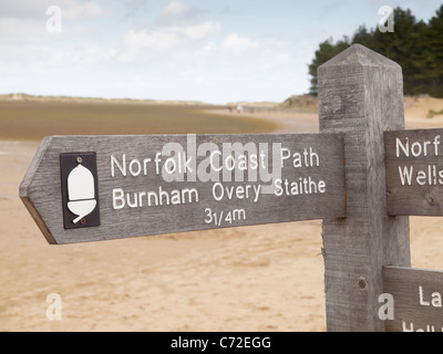 Segno posto a Holkham sulla costa di Norfolk il percorso a lunga distanza percorso a piedi che puntano a Burnham Overy Staithe Foto Stock