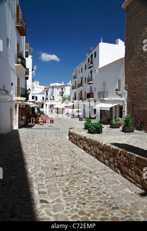 Tipica strada nella città fortificata di Dalt Vila, Ibiza, Spagna Foto Stock