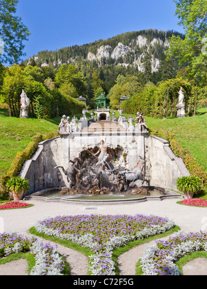 Fontana di Nettuno al fondo delle cascate nella parte settentrionale del castello di Linderhof, Linderhof, Baviera, Germania, Europa Foto Stock