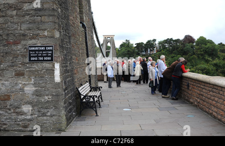 Samaritani helpline messaggio per eventuali ponticelli suicidio presso la Clifton Suspension Bridge in Bristol Foto Stock