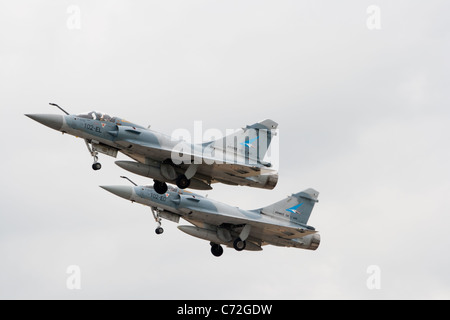 Due francesi Mirage 2000's in atterraggio a loro casa base in orange, Francia Foto Stock