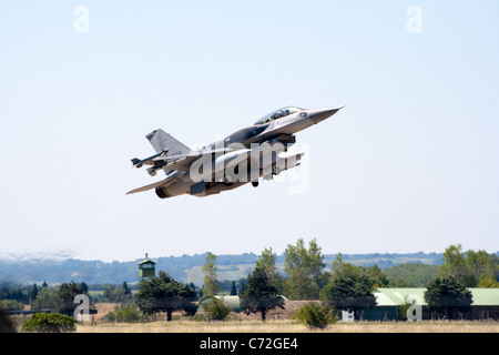 Da Singapore Air force f-16's decollare da orange airbase in Francia durante un esercizio di 2010 Foto Stock