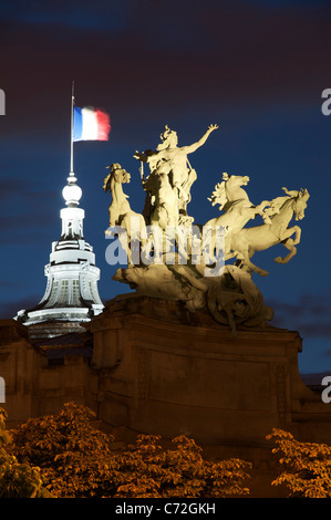 Un enorme illuminata scultura in bronzo di Georges Récipon di una quadriga, un carro trainato da quattro cavalli, in cima all'Art Nouveau Grand Palais di Parigi. La Francia. Foto Stock