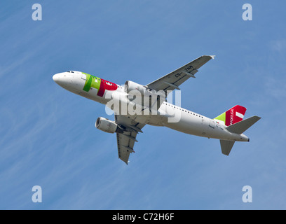 Toccare compagnie aeree portoghesi Airbus A320, l'aeroporto di Gatwick, West Sussex, in Inghilterra Foto Stock