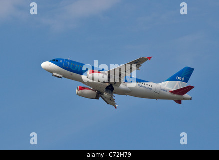 BMI British Midland Airbus A319, l'aeroporto di Gatwick, West Sussex, in Inghilterra Foto Stock