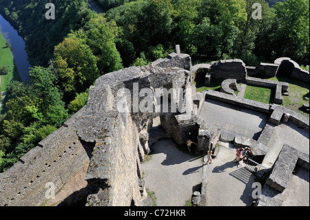 I turisti con audio guida e passeggiate tra i ruderi del medievale castello di Bourscheid, Lussemburgo Foto Stock