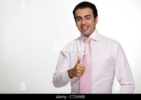 Ritratto di un imprenditore dando un pollice in alto Foto Stock