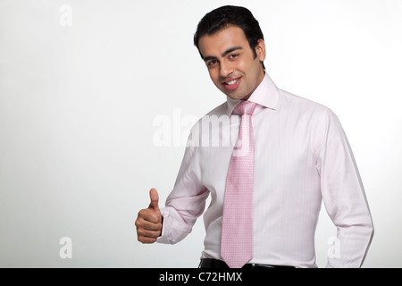 Ritratto di un imprenditore dando un pollice in alto Foto Stock