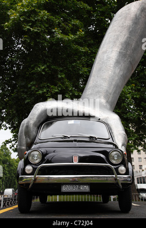 Artista italiano Lorenzo Quinn Vroom Vroom classic Fiat auto scultura su Park Lane, Mayfair, London, England, Regno Unito Foto Stock