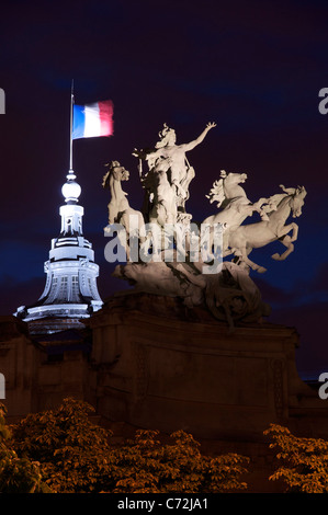 Un enorme illuminata scultura in bronzo di Georges Récipon di una quadriga, un carro trainato da quattro cavalli, in cima all'Art Nouveau Grand Palais di Parigi. La Francia. Foto Stock