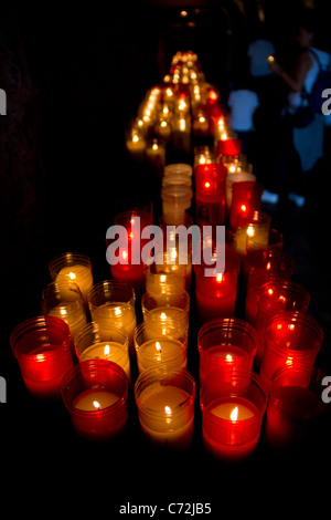 Candele accese in un santuario. Foto Stock