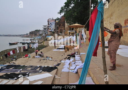 La zona in cui le persone lavare i vestiti per tutta la giornata di lavoro da parte del fiume Gange. Foto Stock