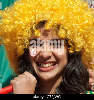 Un giovane Sud Africa sostenitore nelle tribune del Soccer City Stadium sorrisi durante il match di apertura della Coppa del Mondo FIFA 2010. Foto Stock