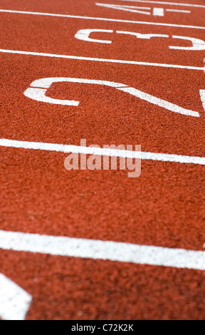 In prossimità delle corsie di marcia su una piscina esterna pista atletica Foto Stock