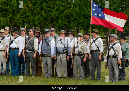 Società di reclutò i soldati confederati con la prima delle sette stelle bandiera nazionale guerra civile americana rievocazione storica Paese Heritage Park Milton Canada Foto Stock