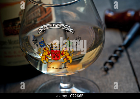 Chassagne-Montrachet degustazione di vini francesi in cantina con bicchiere e. Bottiglia di Chassagne-Montrachet vino bianco di Borgogna fine Cote d'Or Francia Foto Stock