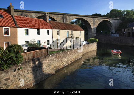 Cottages e in disuso viadotto ferroviario Lower Largo, East Fife, Scozia, Regno Unito Foto Stock