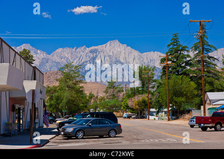 Lone Pine Peak si affaccia Lone Pine nella Owens Valley, ad est della Sierra Nevada, in California, Stati Uniti d'America. JMH5318 Foto Stock