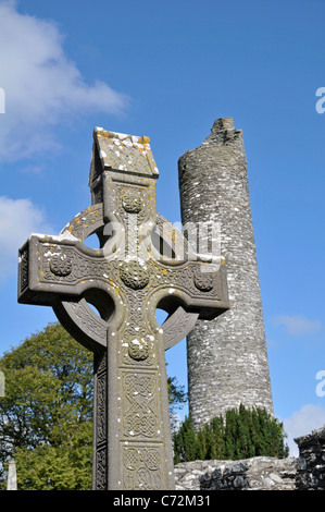 Croce celtica e resti di round tower, Monasterboice, nella contea di Louth, Irlanda Foto Stock