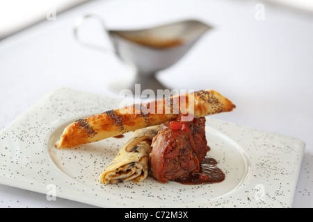 Terrina di carne di maiale con frittata ai funghi e rotolo di patate Foto Stock