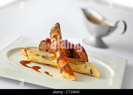 Terrina di carne di maiale con frittata ai funghi e rotolo di patate Foto Stock