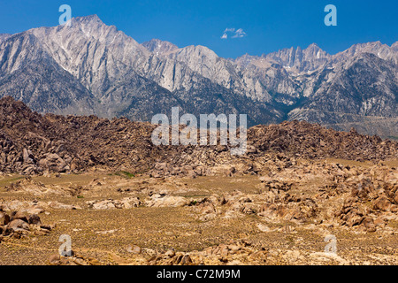 L'Alabama Hills, sostenuta da Lone Pine picco (sinistra) e il Monte Whitney (destro) nella Sierra Nevada, in California, Stati Uniti d'America. JMH5330 Foto Stock