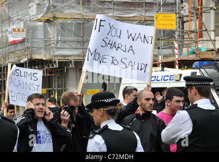 9/11 anniversario EDL anti manifestanti musulmani fuori dall Ambasciata degli Stati Uniti a Londra Foto Stock