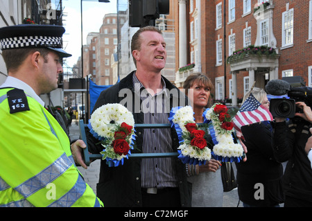 9/11 anniversario EDL Inglese Lega di difesa anti manifestanti musulmani poliziotti Ambasciata Statunitense Grosvenor Square Londra Foto Stock