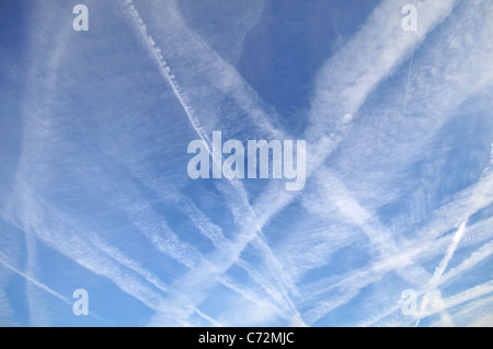 Chiaramente visibile sentieri di aeromobile i fumi di scarico nel cielo Foto Stock