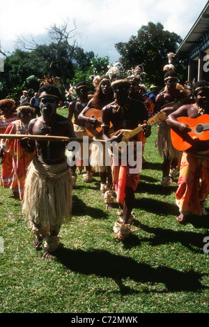 Indigeni ballerini Kanak effettuando al Tjibaou Culltural, centro di Noumea, Nuova Caledonia Foto Stock