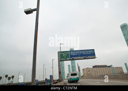 Century Blvd presso l'Aeroporto Internazionale di Los Angeles LAX in California Foto Stock