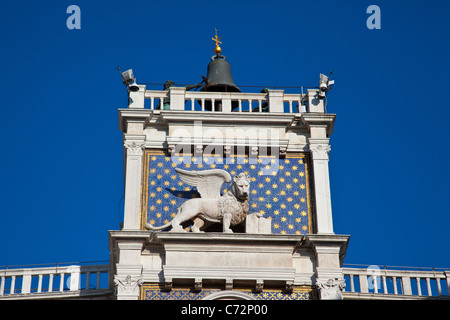 Torre dell'orologio che si affaccia su Piazza San Marco a Venezia in Italia. Foto Stock