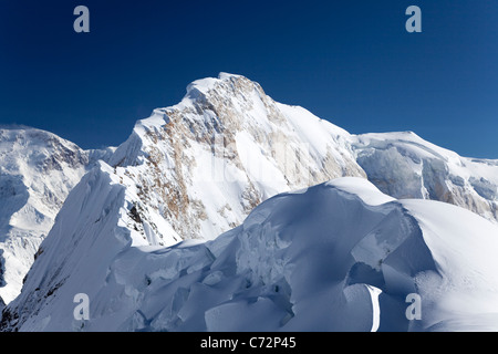 Il bordo e il vertice di picco Chapayev da Khan Tengri di picco, Tien Shan Centrale montagne, Kirghizistan Foto Stock