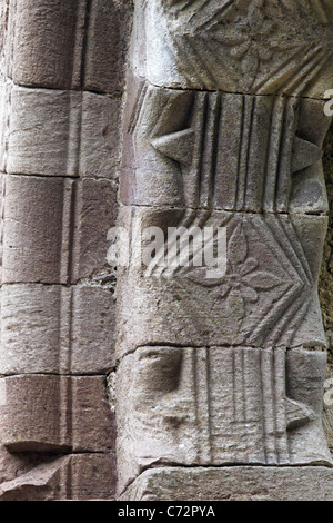 Dettaglio arcuato portale romanico nella chiesa in rovina, Kilmalkedar (Cill Mhaoilcheadair), la penisola di Dingle, nella contea di Kerry, Irlanda Foto Stock