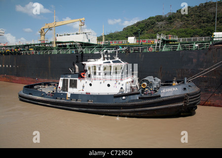 Rimorchiatore a traino operanti nel canale di Panama su le operazioni diurne. Foto Stock