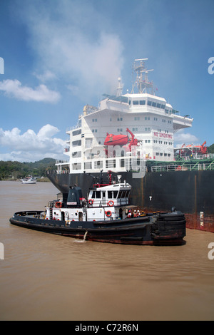 Rimorchiatore a traino operanti nel canale di Panama su le operazioni diurne. Foto Stock