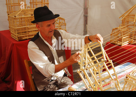 L'uomo facendo volières da canna alla fiera artigianale su Gran Canaria Isole Canarie Spagna Foto Stock