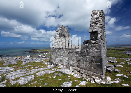 Resti di San Benen la Chiesa (Teampull Bheanáin) si affacciano sull'Oceano Atlantico, Inishmore, Isole Aran, nella contea di Galway, Irlanda Foto Stock