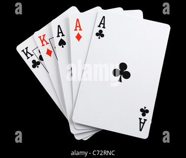 Mano di Poker che mostra una combinazione vincente isolato su nero Foto Stock