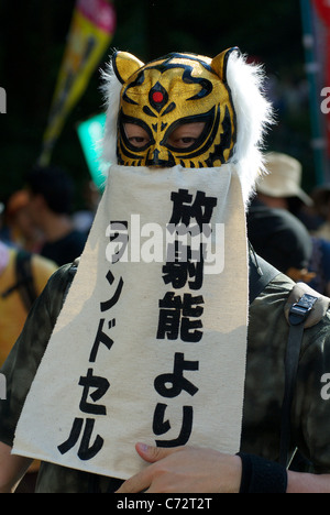 Un manifestante Anti-Nuclear in una maschera di tigre assiste un rally a una protesta Anti-Nuclear sul 6 mese anniversario del marzo 11. Foto Stock