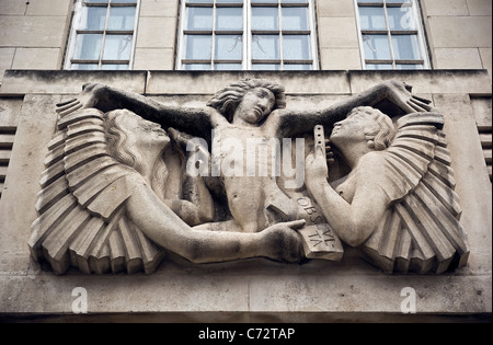 Eric Gill scultura in rilievo sulla parte esterna della BBC Broadcasting House in Portland Place, Londra, Regno Unito Foto Stock