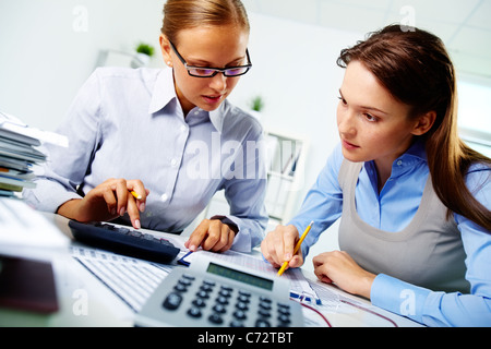 Ritratto di due imprenditrici a lavorare con documenti di office Foto Stock