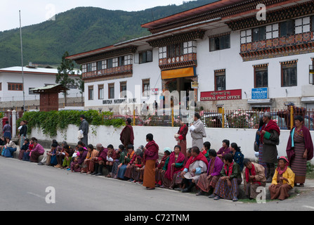 La gente in attesa del grande Lama per passare. Thimpu. Il Bhutan Foto Stock