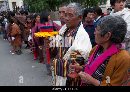 La gente in attesa del grande Lama per passare. Thimpu. Il Bhutan Foto Stock